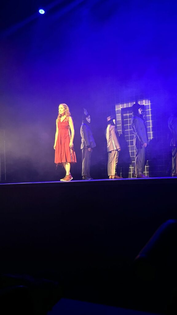 Espetáculo com Camila Morgado lota Teatro Maestro Franklin, em Volta Redonda