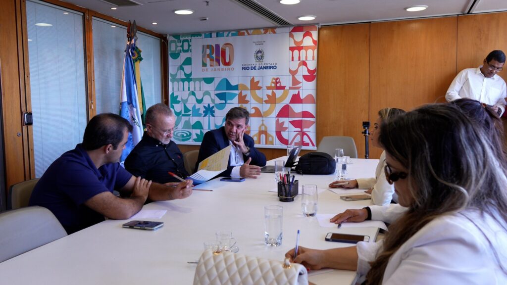 Nesta semana, a diretora do Sicomércio-VR, Ana Paula Rocha, e a gerente-executiva, Rosemeri Carvalho, participaram de uma reunião na Secretaria Estadual de Turismo, para alinhar, junto com Renata Pançardes e Luciano Pançardes, do grupo Diário Eventos, ações que vão ser realizadas pela Setur para fomentar o turismo local, como por exemplo, o Encontro Regional de Artesanato.