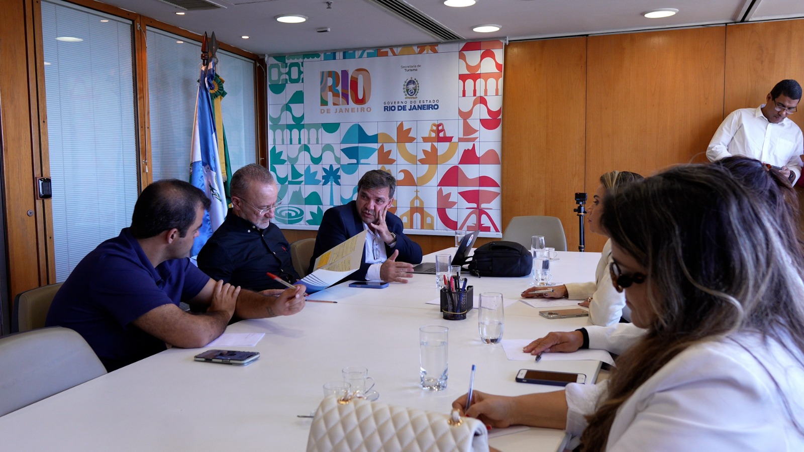 Nesta semana, a diretora do Sicomércio-VR, Ana Paula Rocha, e a gerente-executiva, Rosemeri Carvalho, participaram de uma reunião na Secretaria Estadual de Turismo, para alinhar, junto com Renata Pançardes e Luciano Pançardes, do grupo Diário Eventos, ações que vão ser realizadas pela Setur para fomentar o turismo local, como por exemplo, o Encontro Regional de Artesanato.