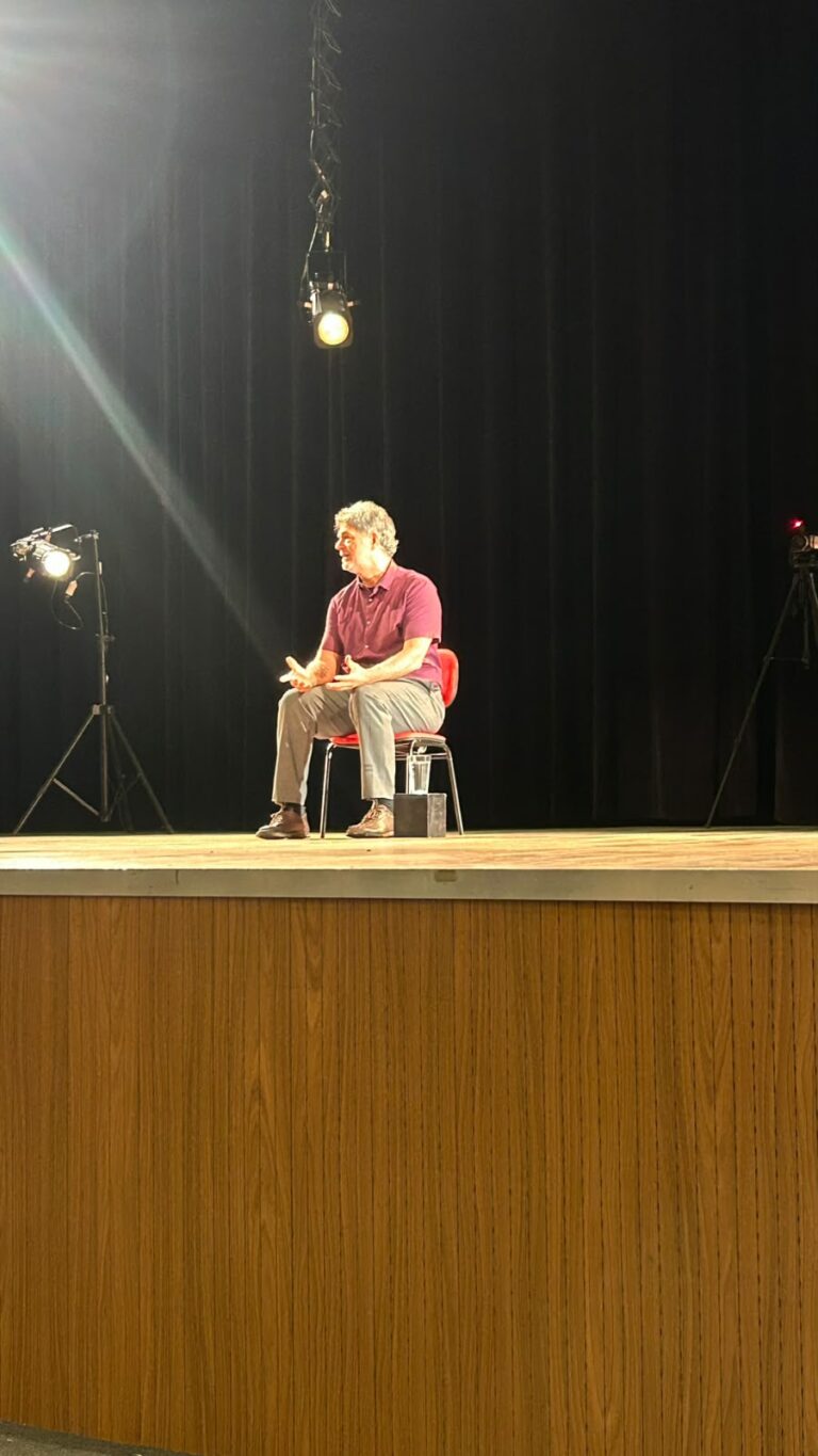 Espetáculo com Eduardo Moscovis lota Teatro Maestro Franklin de Carvalho Junior